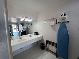 Country Hill Inn and Suites