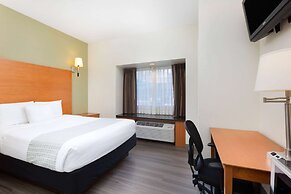 La Quinta Inn & Suites by Wyndham Tulare