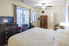 Hibiscus Coffee & Guesthouse