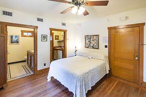 Hibiscus Coffee & Guesthouse