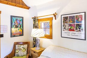 Hibiscus Coffee & Guesthouse