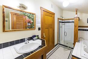 Hibiscus Coffee & Guesthouse