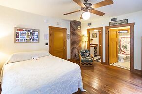 Hibiscus Coffee & Guesthouse