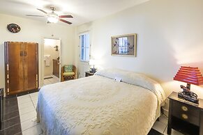 Hibiscus Coffee & Guesthouse