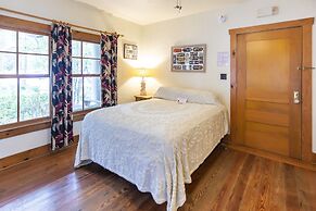 Hibiscus Coffee & Guesthouse