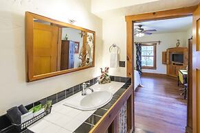 Hibiscus Coffee & Guesthouse