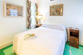 Hibiscus Coffee & Guesthouse