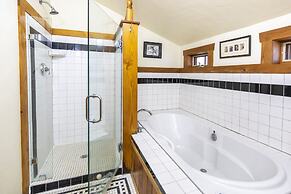 Hibiscus Coffee & Guesthouse