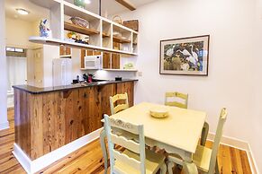 Hibiscus Coffee & Guesthouse