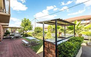Cattleman's Country Motor Inn & Serviced Apartments