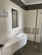 Cattleman's Country Motor Inn & Serviced Apartments