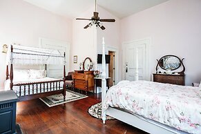 1851 Historic Maple Hill Manor B&B