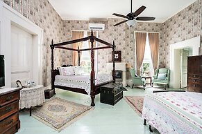 1851 Historic Maple Hill Manor B&B