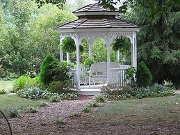 1851 Historic Maple Hill Manor B&B