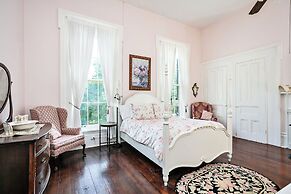 1851 Historic Maple Hill Manor B&B