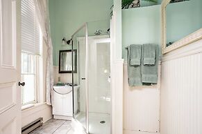 1851 Historic Maple Hill Manor B&B