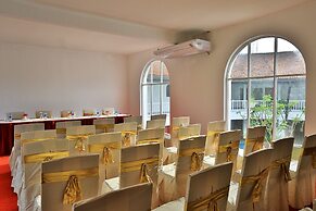 Hibiscus Beach Hotel And Villas