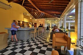 Hibiscus Beach Hotel And Villas