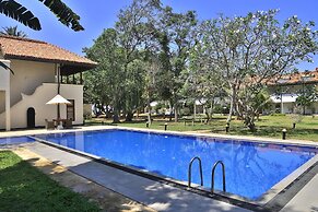 Hibiscus Beach Hotel And Villas