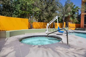 Holiday Inn Express and Suites Phoenix Midtown