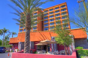 Holiday Inn Express and Suites Phoenix Midtown