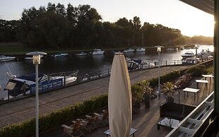 Captains Club Hotel