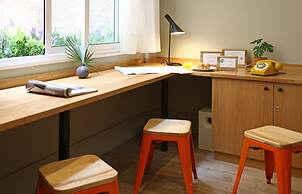 Chic & Basic Tallers Hostal