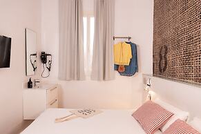 Chic & Basic Tallers Hostal