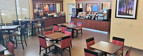 Comfort Inn & Suites Near Universal - N. Hollywood - Burbank