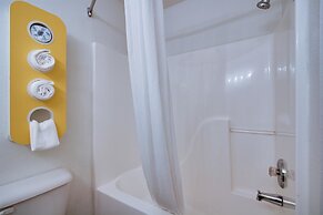 Motel 6 Hinesville, GA