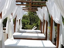 La Catalina Hotel and Suites