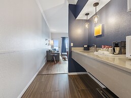 Cherry Tree Inn & Suites