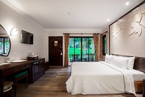 The Leaf On The Sands by Katathani