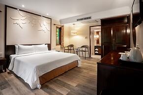 The Leaf On The Sands by Katathani