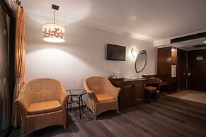 The Leaf On The Sands by Katathani