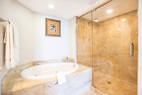 Naples Bay Resort & Marina