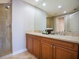 Naples Bay Resort & Marina