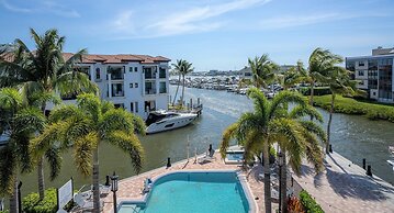 Naples Bay Resort & Marina
