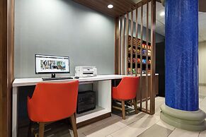 Holiday Inn Express and Suites Bakersfield Central by IHG