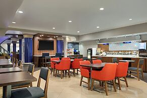 Holiday Inn Express and Suites Bakersfield Central by IHG