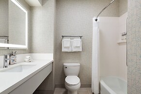 Holiday Inn Express and Suites Bakersfield Central by IHG