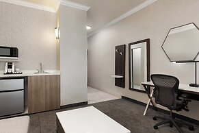 Holiday Inn Express and Suites Bakersfield Central by IHG