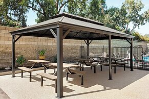 Holiday Inn Express and Suites Bakersfield Central by IHG