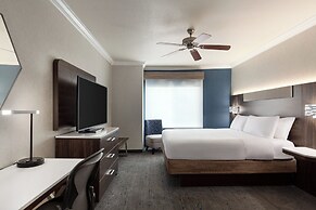 Holiday Inn Express and Suites Bakersfield Central by IHG