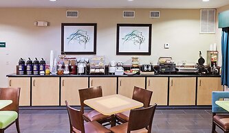 La Quinta Inn & Suites by Wyndham Pasadena