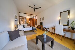 The Blue Water - Bawa Heritage - City Resort Hotel