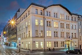 Hotel Maestro by Adrez