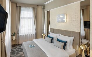 Hotel Maestro by Adrez