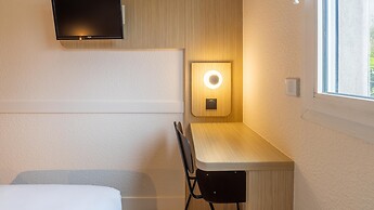 Premiere Classe Paris Ouest - Pont De Suresnes