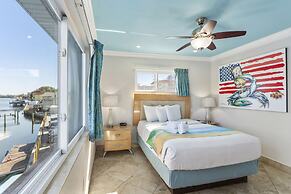 Bay Palms Waterfront Resort - Hotel and Marina